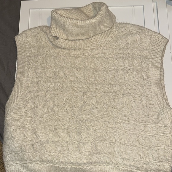 Old navy mock neck sleeveless sweater - Picture 2 of 3